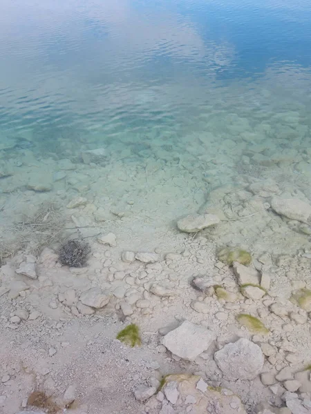 Gök mavisi berrak deniz suyu. Şeffaf mavi deniz suyunun arka planı. Kristal berrak su, suyun dibini görebilirsin..