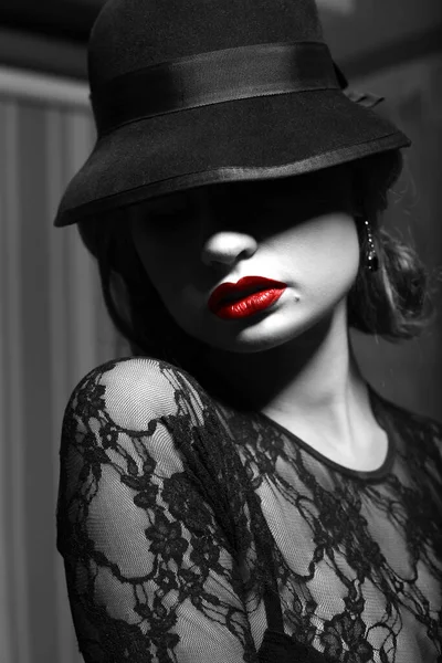 Портрет Красивої Сексуальної Молодої Жінки Червоними Губами Чорному Тлі Капелюхом — стокове фото