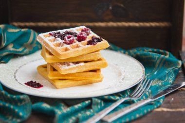 Beş waffle istiflenmiş, ahududu ile süslenmiş, beyaz üzerine izole edilmiş..