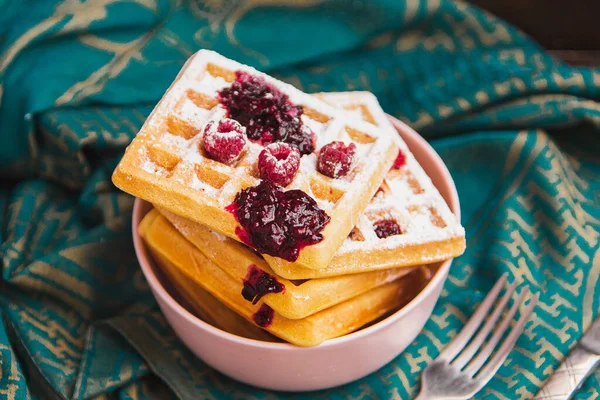 Kase içinde taze böğürtlenli kahvaltı waffle 'ları. yumuşak odak