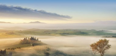 Panorama, İtalyanca güzel manzara, Tuscany sisli haddeleme alanlarında yükselen güneş ışığında