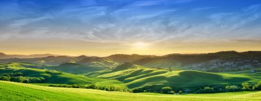 Panorama, İtalyan güzel manzara, Tuscan alanları sıcak batan güneşin ışığında haddeleme yeşil