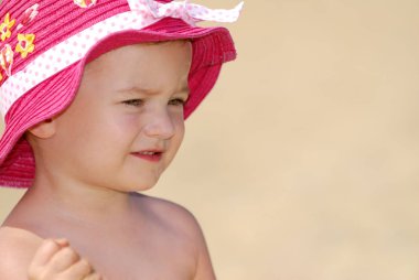 Portre, sevimli kız sahilde pembe şapkalı