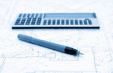 Mimari planlar, hesap makinesi ve çizim gereçler. Mavi ses tonuyla resim.