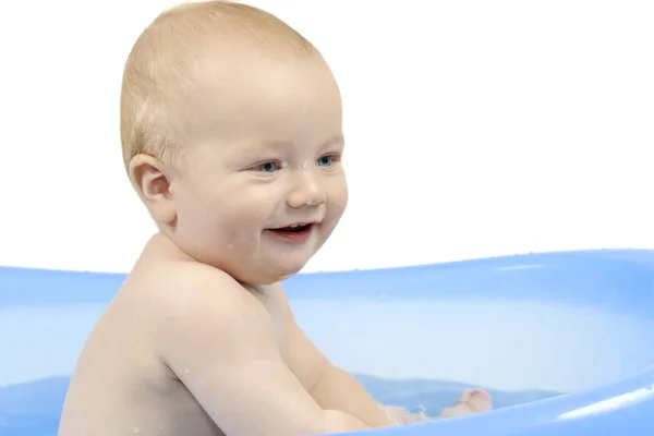 可爱的小男孩在蓝色浴缸上的白色背景 — 图库照片