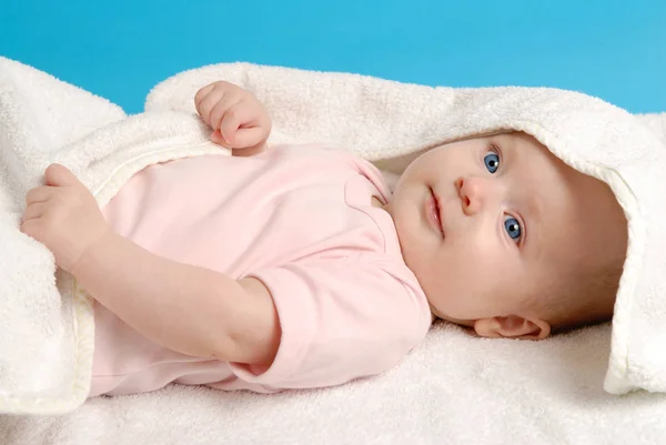 Schattig Pasgeboren Baby Meisje Liggend Een Witte Deken — Stockfoto