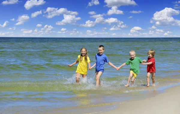 Due Ragazze Due Ragazzi Shirt Colorate Che Corrono Una Spiaggia — Foto Stock