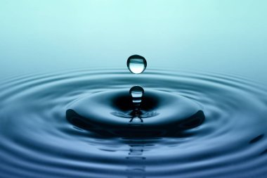 Sıçrama. Yumuşak su yüzeyine düşen yağmur damlası