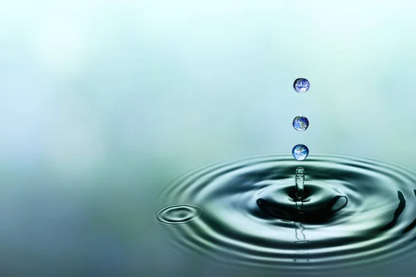 Gotas Chuva Com Imagem Azul Terra Caindo Superfície Água Lisa — Fotografia de Stock