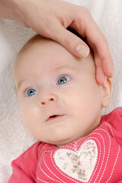 Schattig Pasgeboren Baby Meisje Liggen Een Witte Deken Haar Moeder — Stockfoto