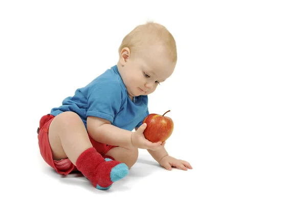 小男孩与一个苹果坐在白色背景 — 图库照片