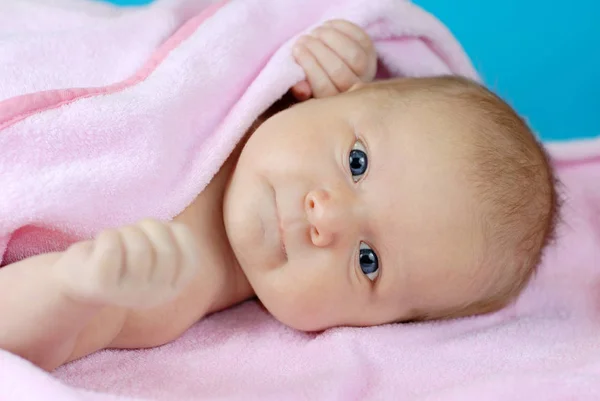 Schattig Pasgeboren Baby Meisje Liggend Een Roze Deken — Stockfoto