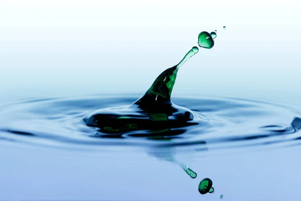 Splash Πράσινη Σταγόνα Πέφτει Λεία Επιφάνεια Του Νερού — Φωτογραφία Αρχείου