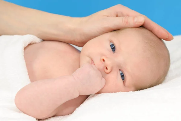 Schattige Pasgeboren Baby Jongen Liggen Een Witte Deken Zijn Moeder — Stockfoto