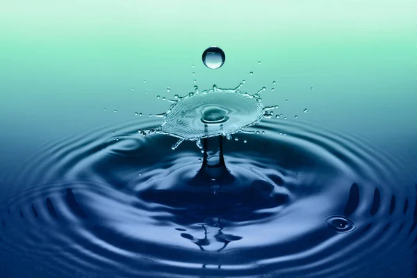 Vatten Stänk Kollision Effekten Två Fallande Regndroppar — Stockfoto