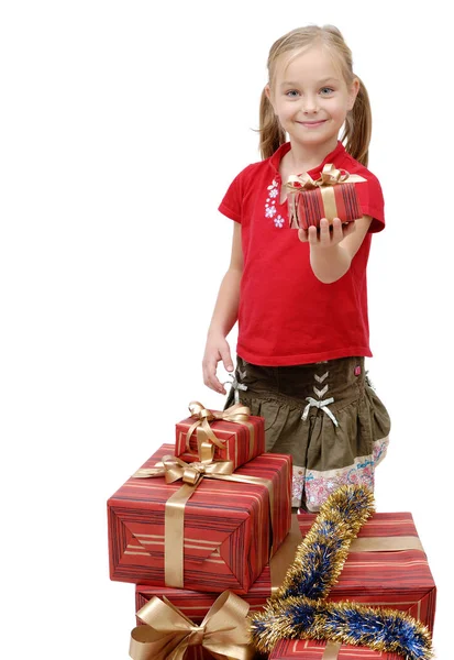 可爱的小女孩与圣诞礼物在白色背景 — 图库照片