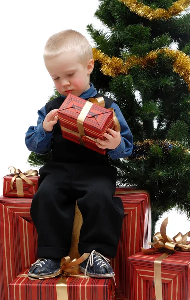 Jongetje Met Giften Kerstboom Witte Achtergrond Geïsoleerd — Stockfoto