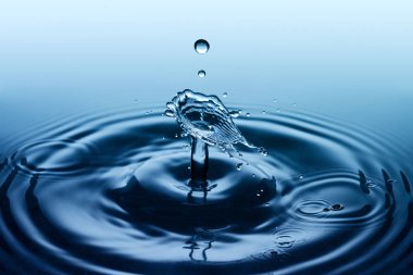 Sıçramak ve splash su. İki düşen yağmur damlaları çarpışma etkisi.
