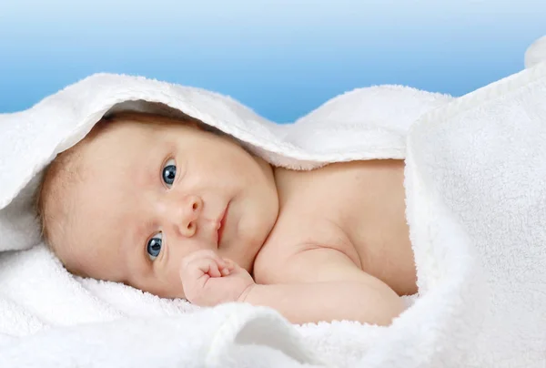 Schattig Pasgeboren Baby Meisje Liggend Een Witte Deken — Stockfoto