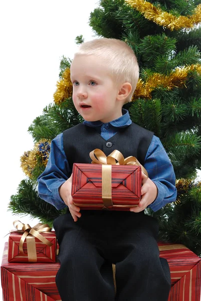 Petit Garçon Avec Cadeaux Sapin Noël Sur Fond Blanc Isolé — Photo