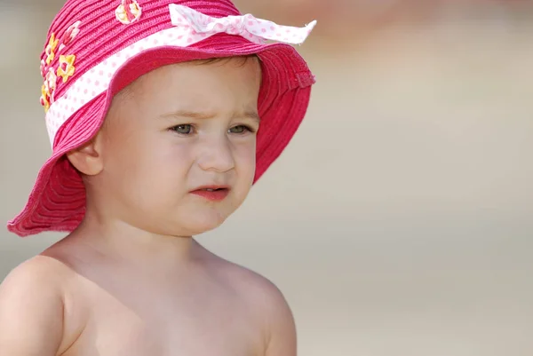 在海滩上的粉红色帽子的肖像 可爱的女孩 — 图库照片