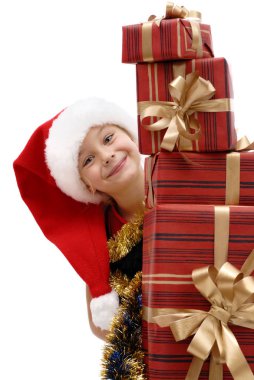 Noel Baba şapkası ile izole beyaz bir arka plan üzerinde Noel hediyeleri, sevimli küçük kız
