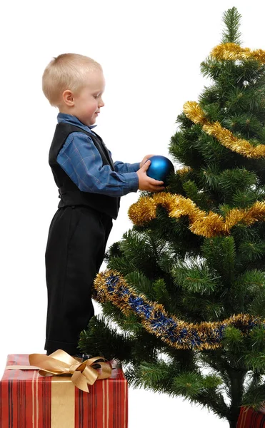 Jongetje Met Kerstboom Witte Achtergrond Geïsoleerd — Stockfoto