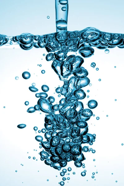 Брызги Воды Шипучая Жидкость Пузырьками Выливающимися Стеклянный Сосуд — стоковое фото