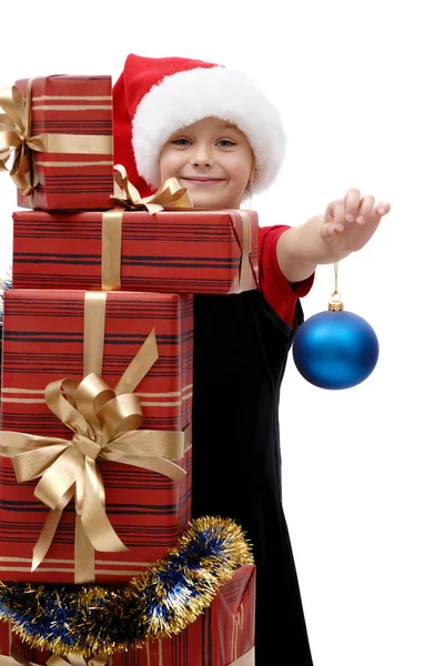 可爱的小女孩在圣诞老人的帽子与圣诞礼物在白色背景 — 图库照片