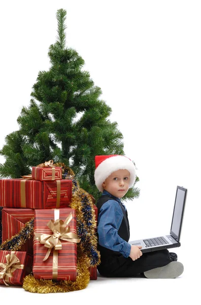 Menino Boné Papai Noel Com Laptop Presentes Natal Fundo Branco — Fotografia de Stock