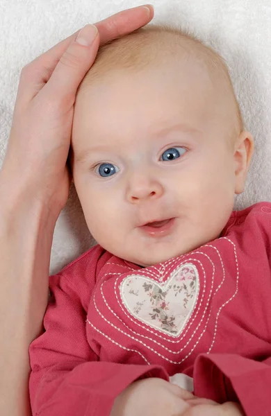 Schattig Pasgeboren Baby Meisje Liggen Een Witte Deken Haar Moeder — Stockfoto