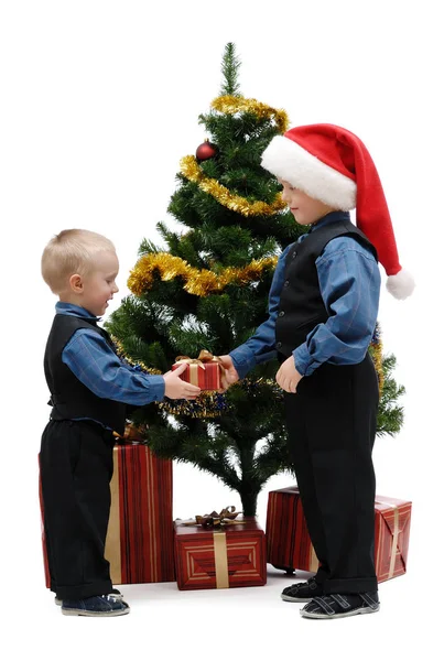 Twee Jongetjes Met Giften Kerstboom Witte Achtergrond Geïsoleerd — Stockfoto