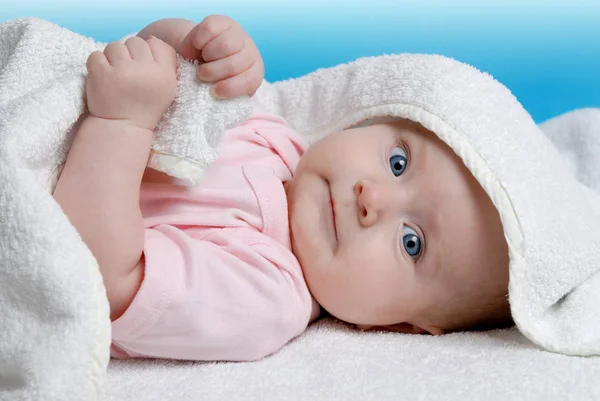 Schattig Pasgeboren Baby Meisje Liggend Een Witte Deken — Stockfoto