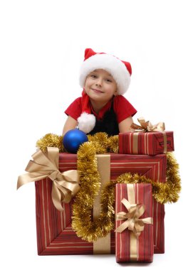 Noel Baba şapkası ile izole beyaz bir arka plan üzerinde Noel hediyeleri, sevimli küçük kız