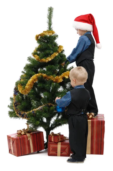 两个小男孩与礼物和圣诞树在白色背景 — 图库照片