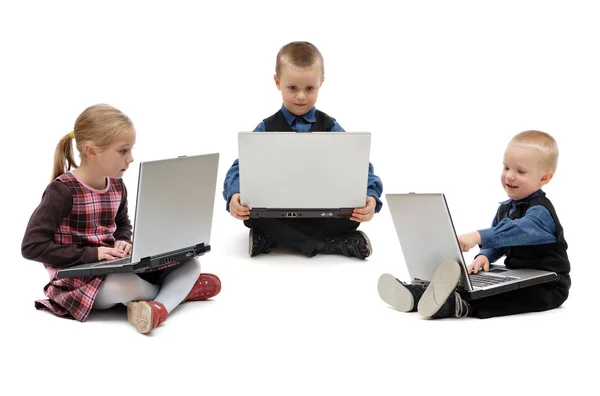 Dwóch Chłopców Dziewczynkę Laptopami Białym Tle Białym Tle — Zdjęcie stockowe