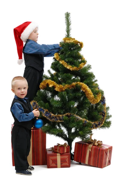 两个小男孩与礼物和圣诞树在白色背景 — 图库照片