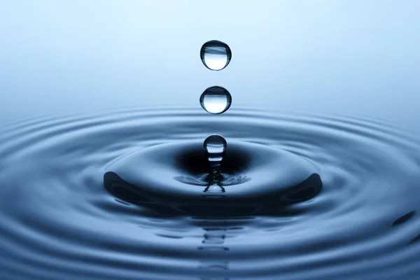 Splash Ronde Regen Druppels Die Vallen Gladde Oppervlak Van Water — Stockfoto