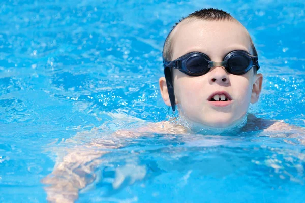 Netter Junge Schwimmt Und Spielt Blauen Wasser Pool — Stockfoto