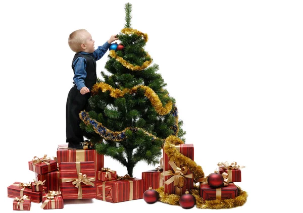 Kleiner Junge Mit Weihnachtsbaum Auf Weißem Hintergrund Isoliert — Stockfoto