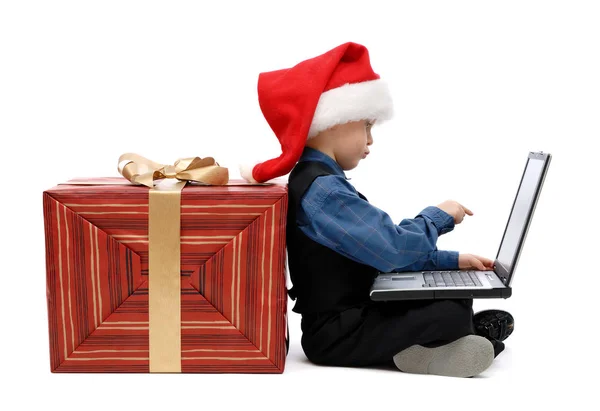 Menino Boné Papai Noel Com Laptop Presente Natal Fundo Branco — Fotografia de Stock