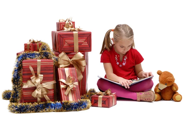 Petite Fille Mignonne Avec Des Cadeaux Noël Sur Fond Blanc — Photo