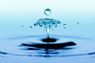 Sıçramak ve splash su. İki düşen yağmur damlaları çarpışma etkisi.