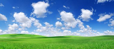 Pastoral bahar manzara, yeşil alanlar, mavi gökyüzü ve beyaz bulutlar arka planda çalışırken