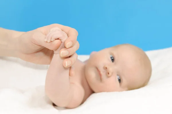 Schattig Pasgeboren Baby Meisje Liggen Een Witte Deken Zijn Moeder — Stockfoto