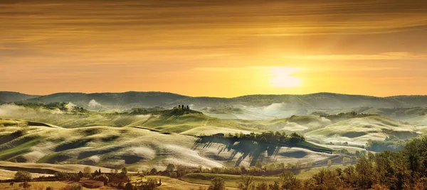 Озил Итальянский Красивый Пейзаж Туманные Поля Тосканы Свете Восходящего Солнца — стоковое фото