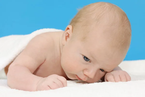Schattige Pasgeboren Baby Jongen Liggend Een Witte Deken — Stockfoto