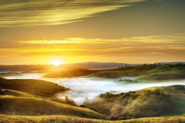 Paisagem Bonita Italiana Campos Rolamento Nebulosos Toscana Luz Sol Nascente — Fotografia de Stock