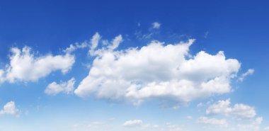 Panorama - mavi gökyüzü ve beyaz bulutlar, doğa