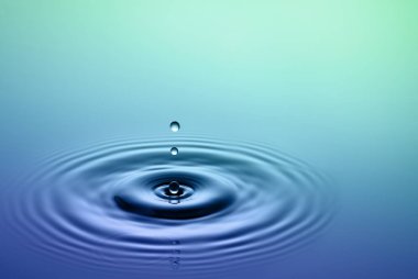 Splash portre. Damla yağmur yağmaya yumuşak su yüzeyi.